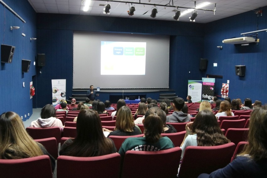 Ms de 80 jvenes participaron del taller de armado y diseo de un CV