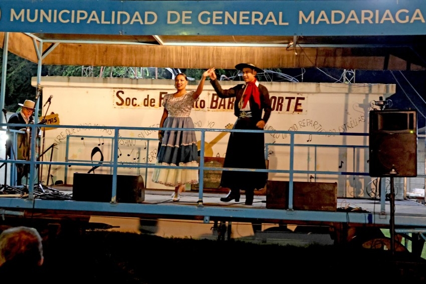 El folclore pas por el barrio Norte