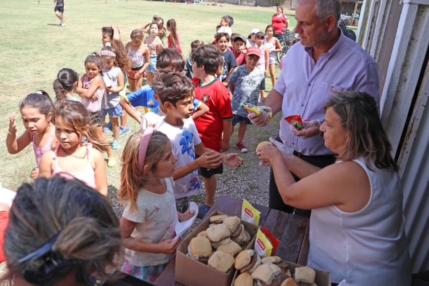 Con una hamburgueseada realizaron el cierre oficial de la Colonia de V