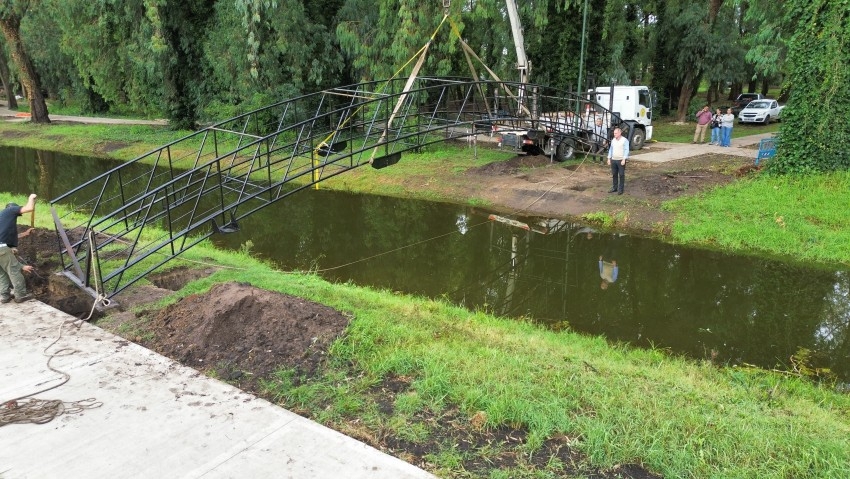 Comenz el montaje del puente en el Parque de la Estacin