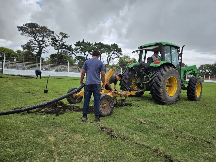 Comenzaron los trabajos  para instalar el riego automatizado del estad