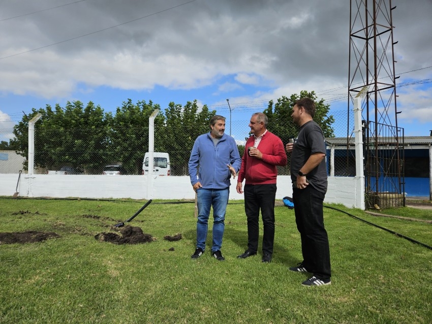 Comenzaron los trabajos  para instalar el riego automatizado del estad