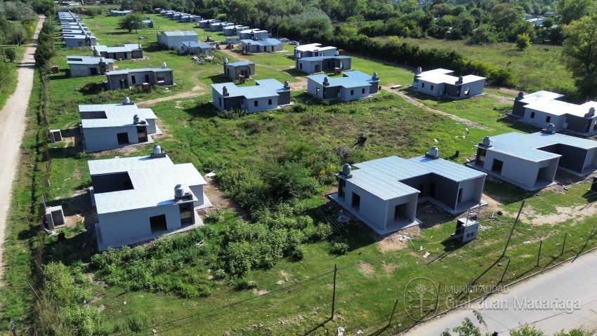 Santoro recorri� la obra de las 70 Viviendas