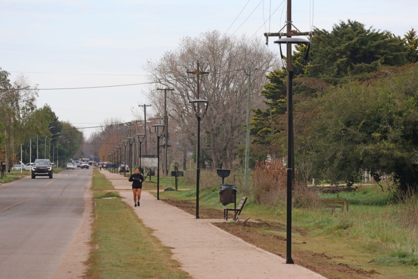 Continan los trabajos de iluminacin sobre las veredas de calle Rivad