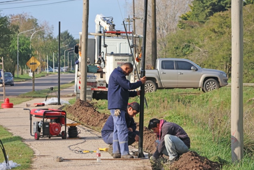 Continan los trabajos de iluminacin sobre las veredas de calle Rivad