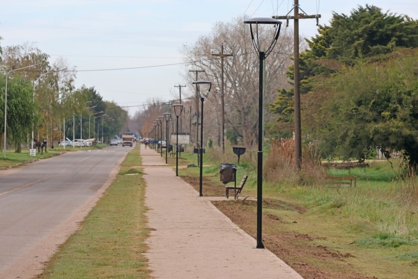 Continan los trabajos de iluminacin sobre las veredas de calle Rivad