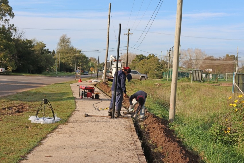 Continan los trabajos de iluminacin sobre las veredas de calle Rivad