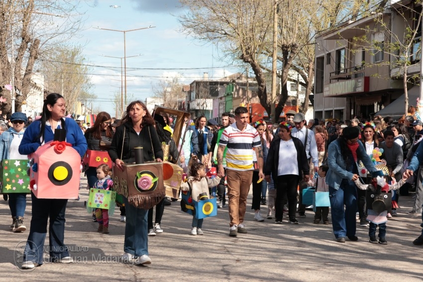 Madariaga disfrut de un colorido y multitudinario festejo por el Da 
