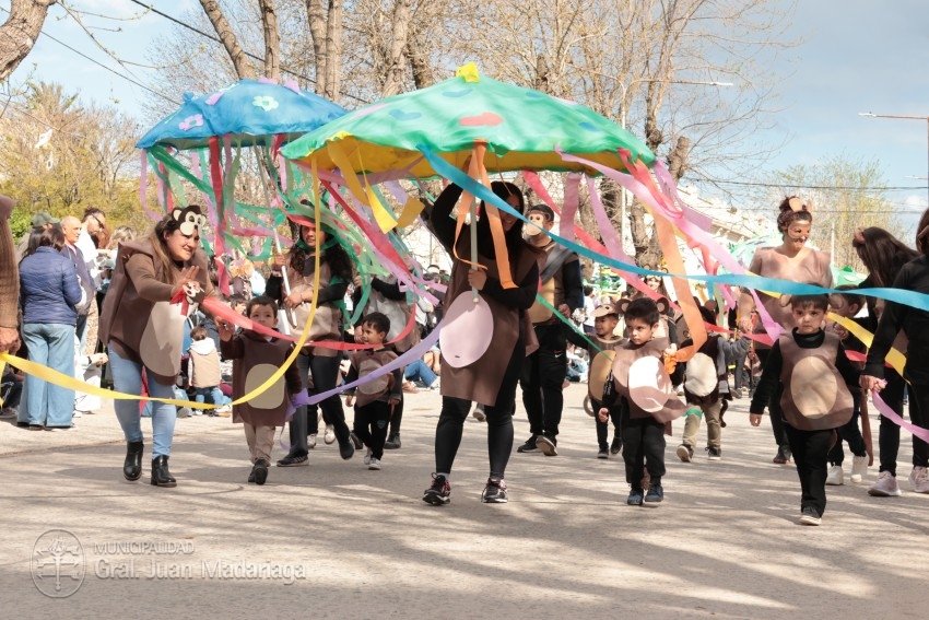 Madariaga disfrut de un colorido y multitudinario festejo por el Da 