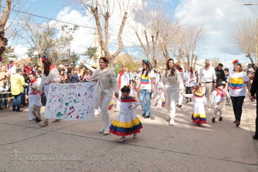 Madariaga disfrut de un colorido y multitudinario festejo por el Da 