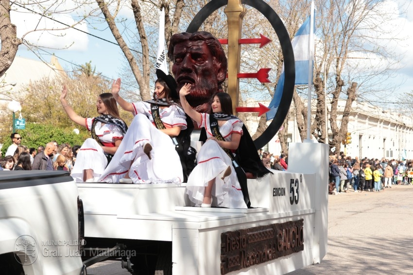 Madariaga disfrut de un colorido y multitudinario festejo por el Da 