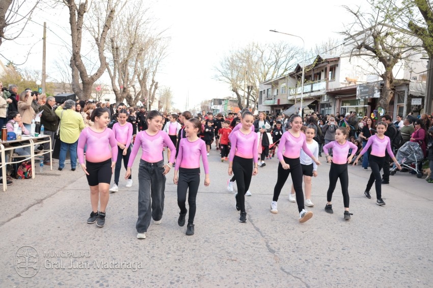 Madariaga disfrut de un colorido y multitudinario festejo por el Da 