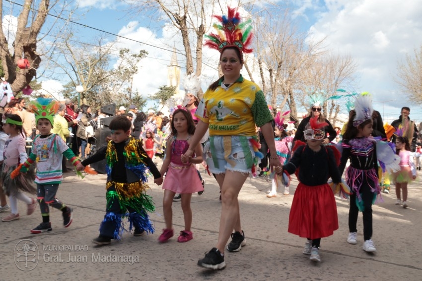 Madariaga disfrut de un colorido y multitudinario festejo por el Da 