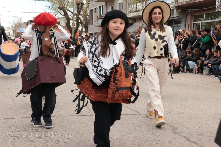 Madariaga disfrut de un colorido y multitudinario festejo por el Da 