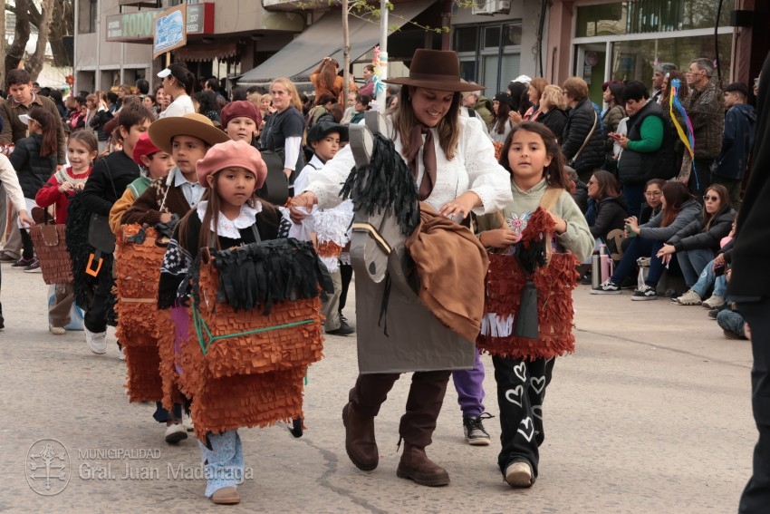 Madariaga disfrut de un colorido y multitudinario festejo por el Da 