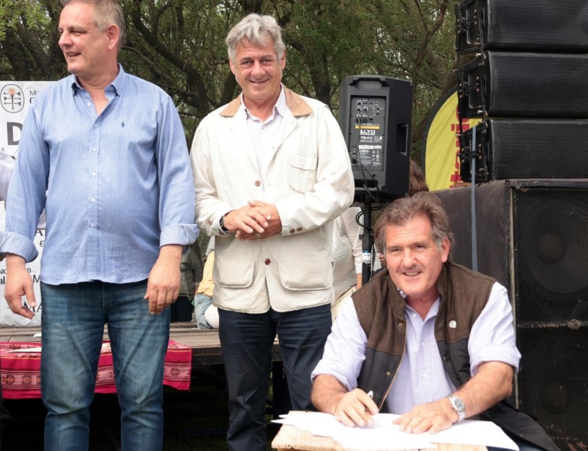 Madariaga firm� un convenio marco con la Sociedad Rural Argentina