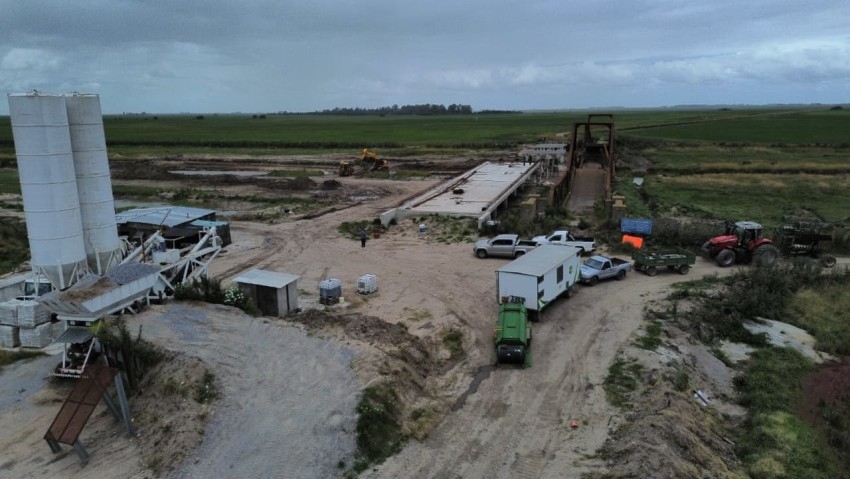 Santoro visit� la obra del puente de San Jos� de Herrera