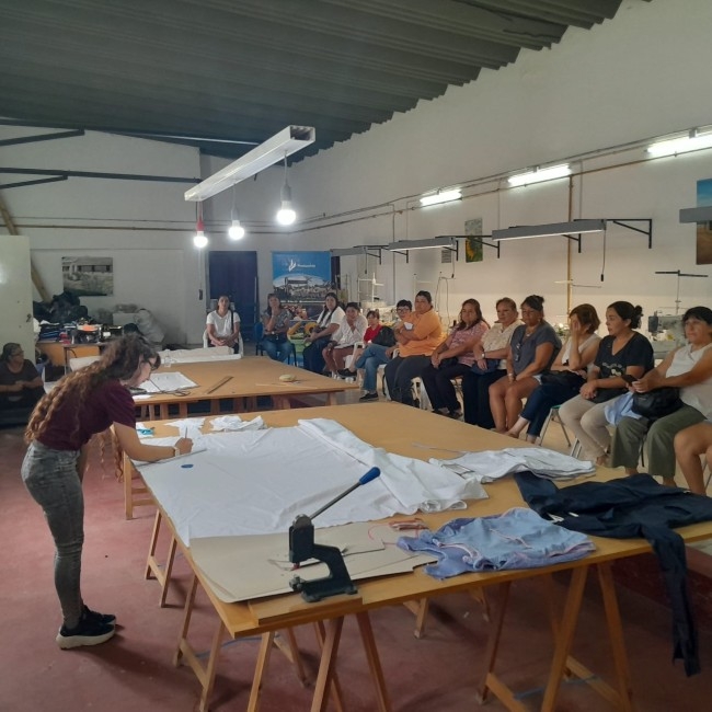 De manera exitosa inici� del taller de confecci�n de guardapolvos