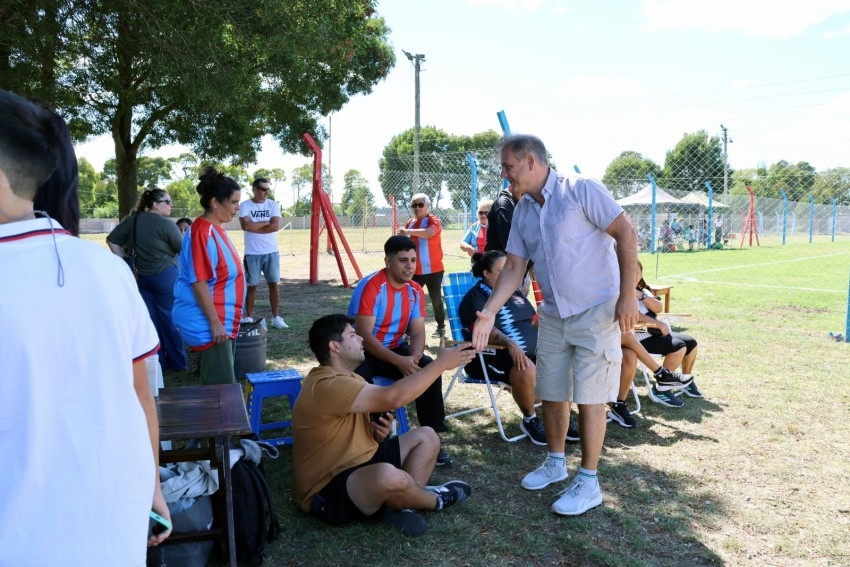 El Club Deportivo Los del Clan inaugur� su cancha