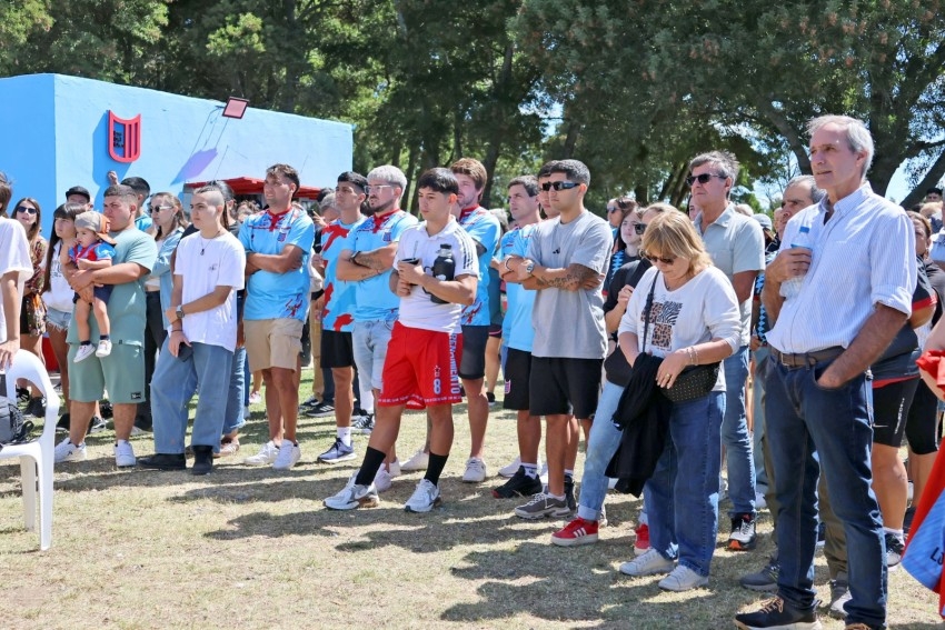 El Club Deportivo Los del Clan inaugur� su cancha