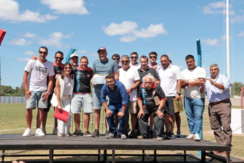 El Club Deportivo Los del Clan inaugur� su cancha