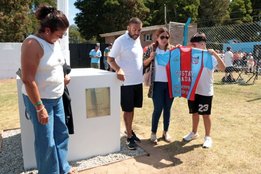 El Club Deportivo Los del Clan inaugur� su cancha