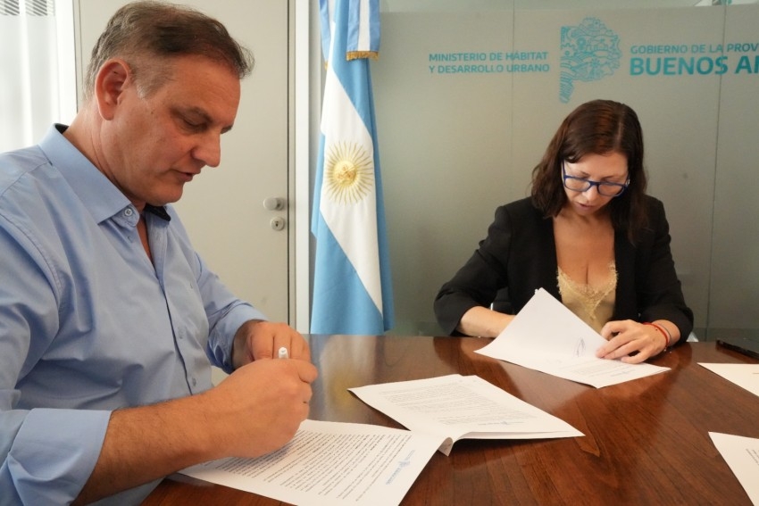 Santoro firm� el convenio para culminar las 70 viviendas del barrio Be