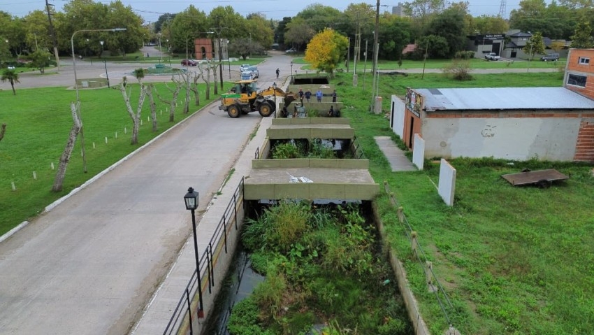 Iniciaron los trabajos de limpieza en el canal de la Calle 33