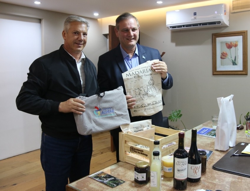 Madariaga firm� un convenio de cooperaci�n y desarrollo productivo con