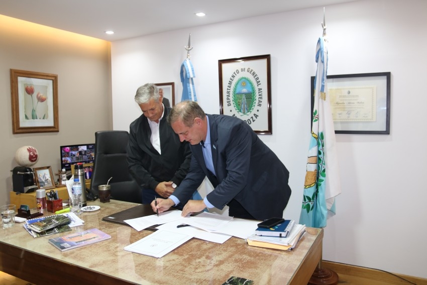 Madariaga firm� un convenio de cooperaci�n y desarrollo productivo con