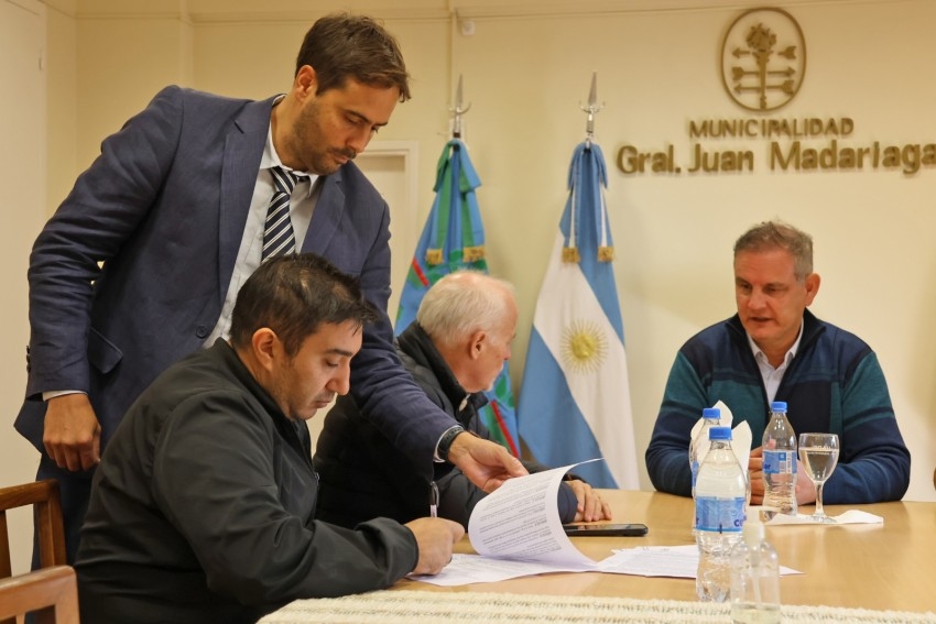 Santoro firm� el contrato con la empresa ALFA LTDA para realizar las o