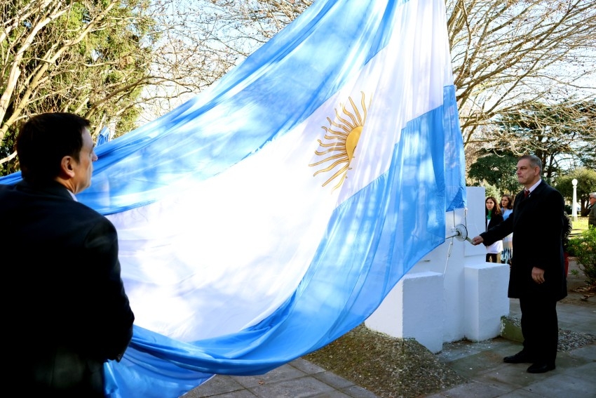 Madariaga celebr� el D�a de la Bandera