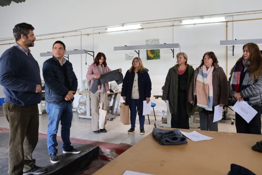 Treinta vecinas se capacitaron en confecci�n textil y recibieron sus c