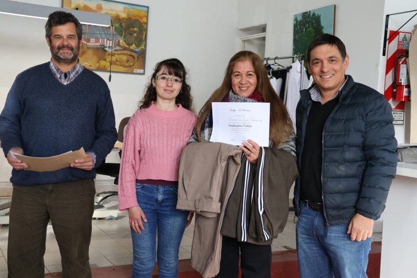 Treinta vecinas se capacitaron en confecci�n textil y recibieron sus c