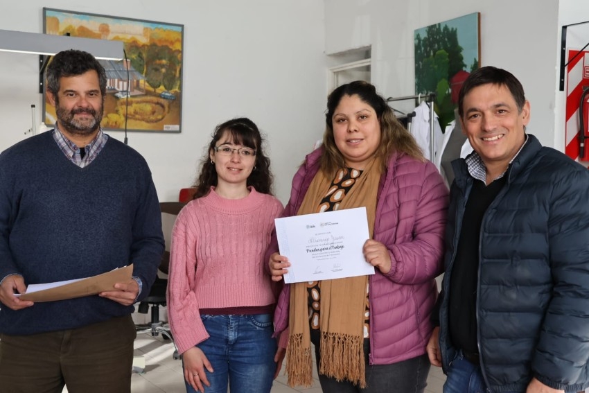 Treinta vecinas se capacitaron en confecci�n textil y recibieron sus c