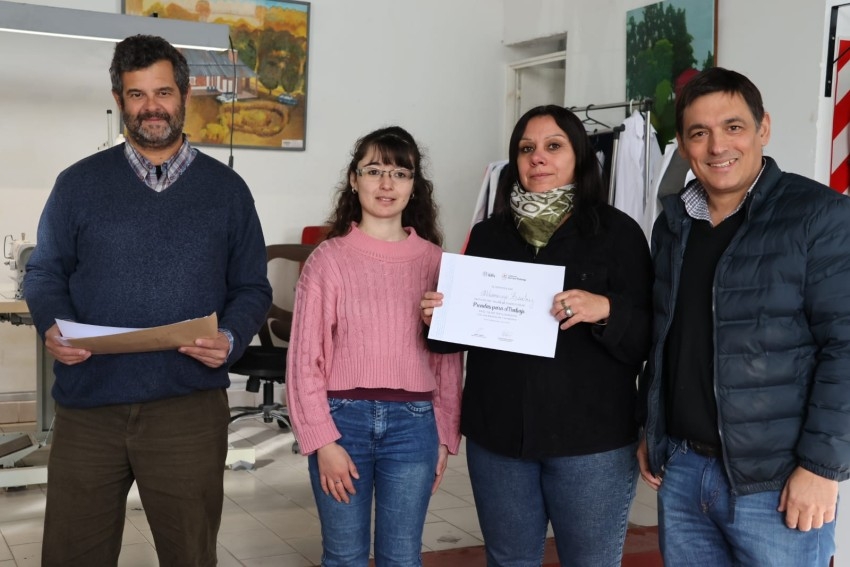 Treinta vecinas se capacitaron en confecci�n textil y recibieron sus c