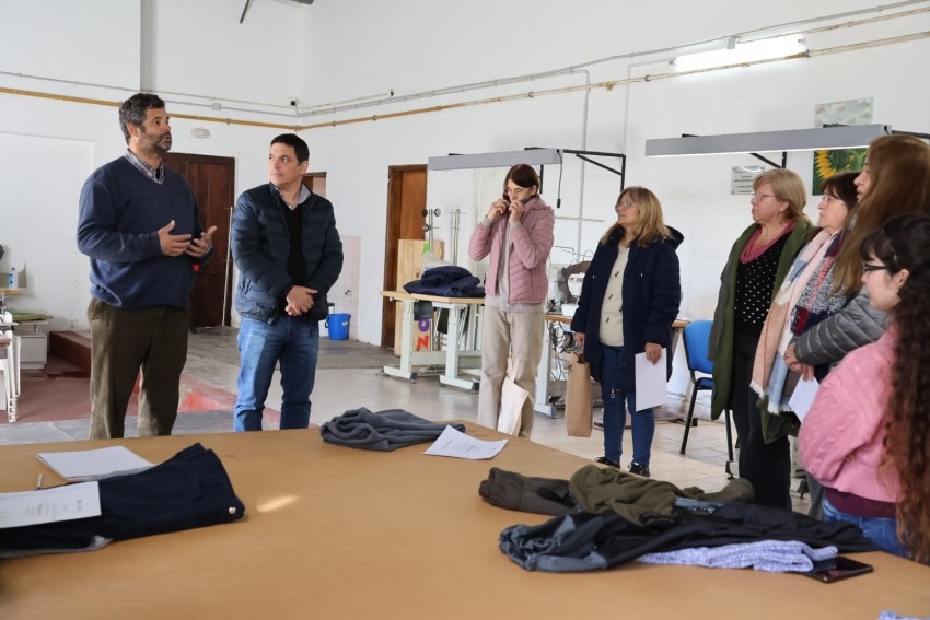 Treinta vecinas se capacitaron en confecci�n textil y recibieron sus c