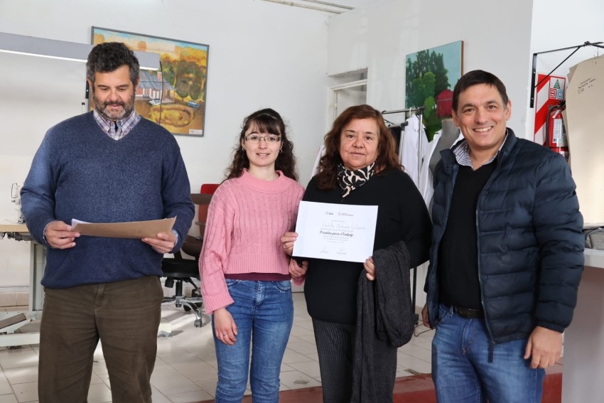 Treinta vecinas se capacitaron en confecci�n textil y recibieron sus c