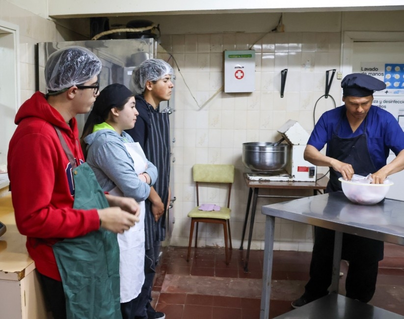 Avanza con �xito el curso de ayudantes de cocina: formaci�n pr�ctica y
