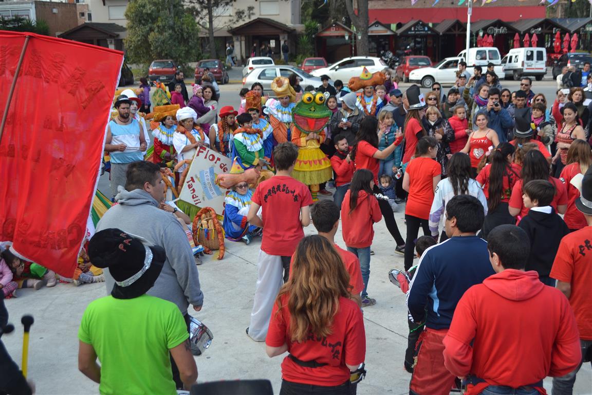La murga Paracut� en Pinamar