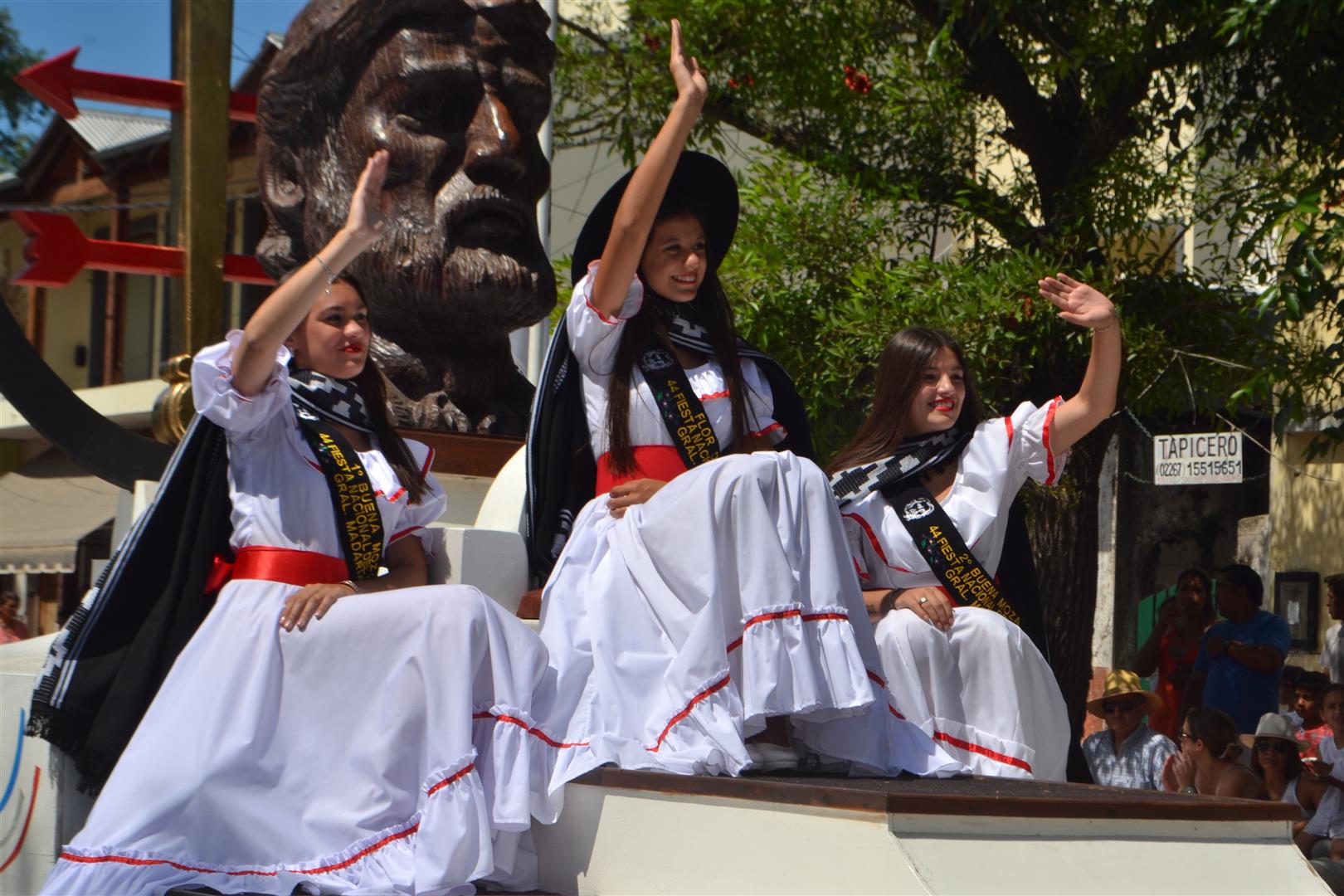 Una multitud presenci el desfile