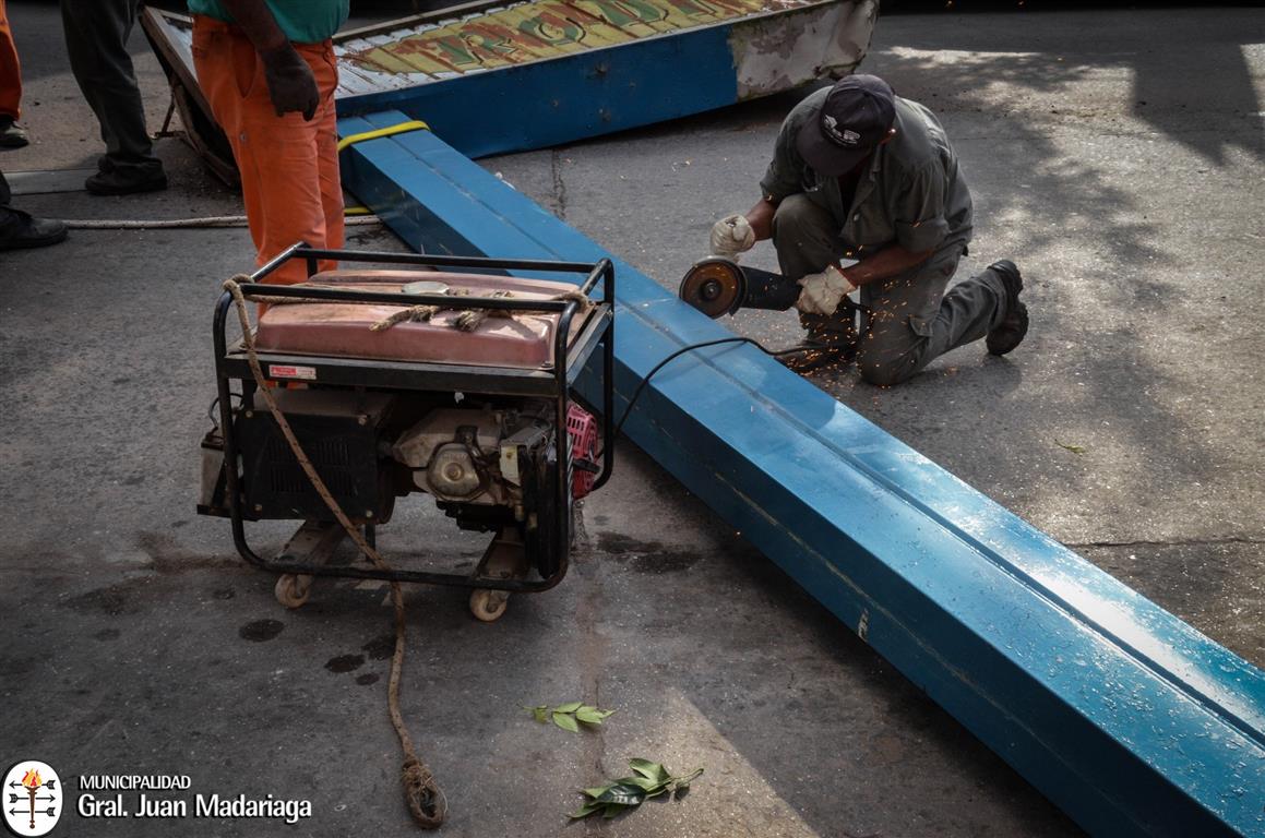 Retiraron carteler�a con riesgo de derrumbe