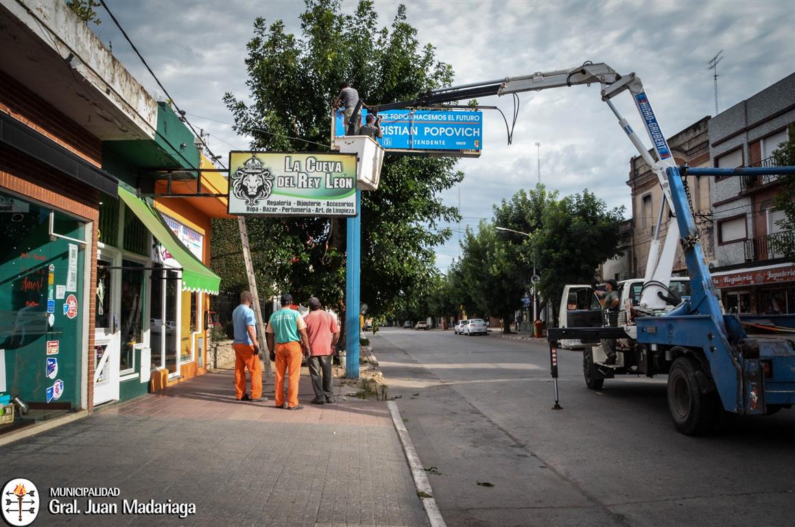 Retiraron carteler�a con riesgo de derrumbe