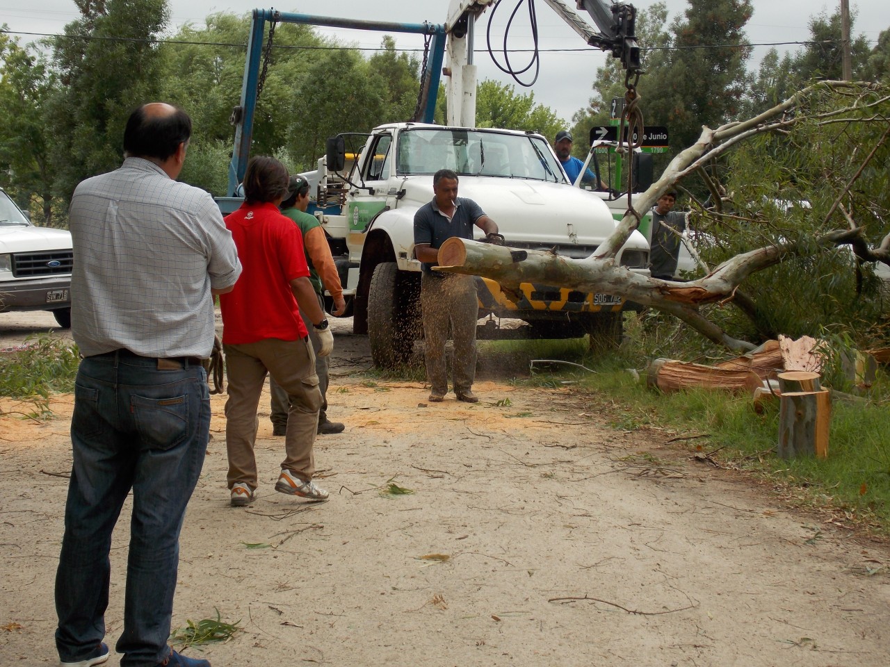 Intenso trabajo de municipales para limpiar la ciudad tras el temporal