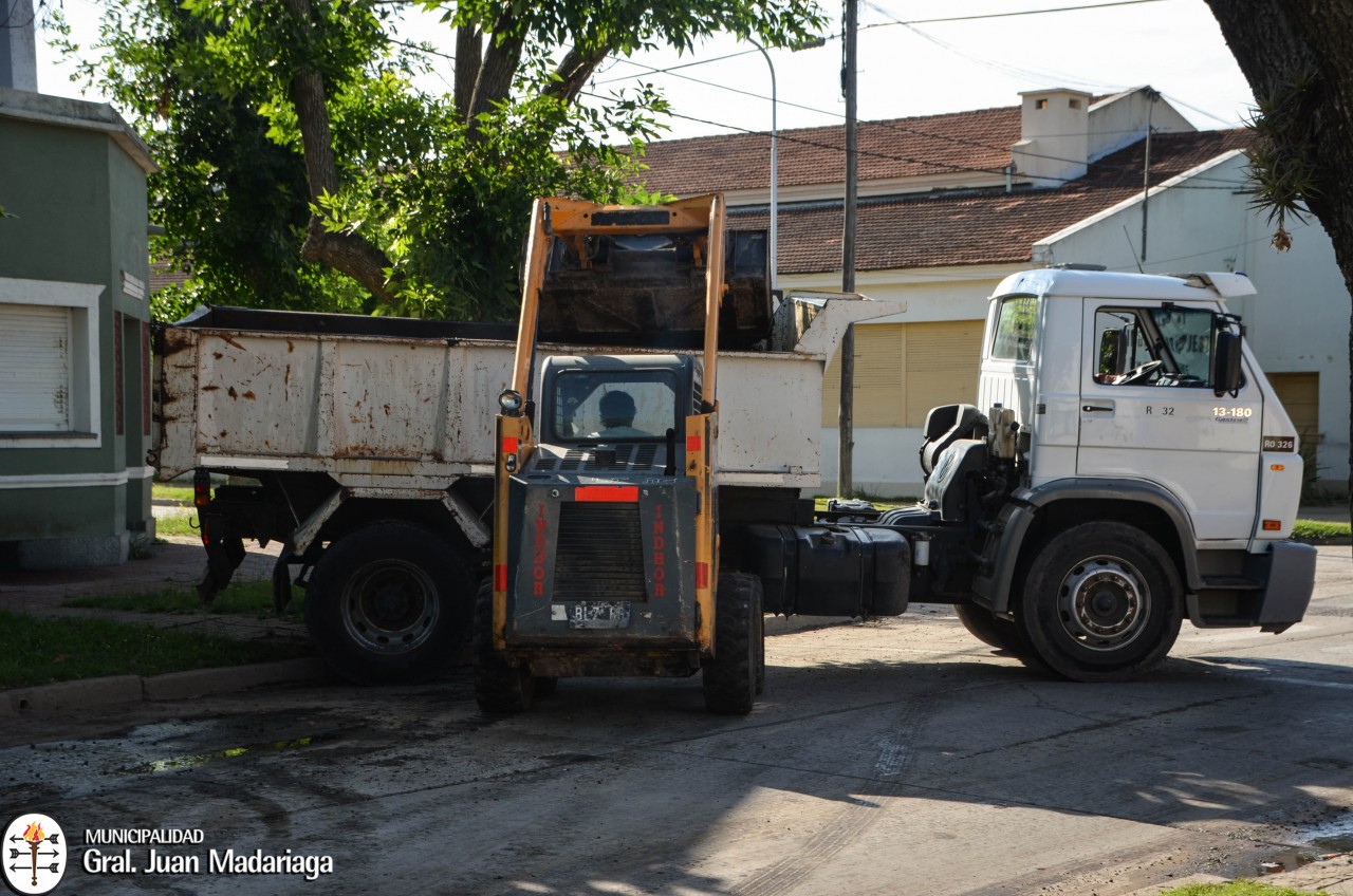 Trabajos de bacheo en calle Belgrano
