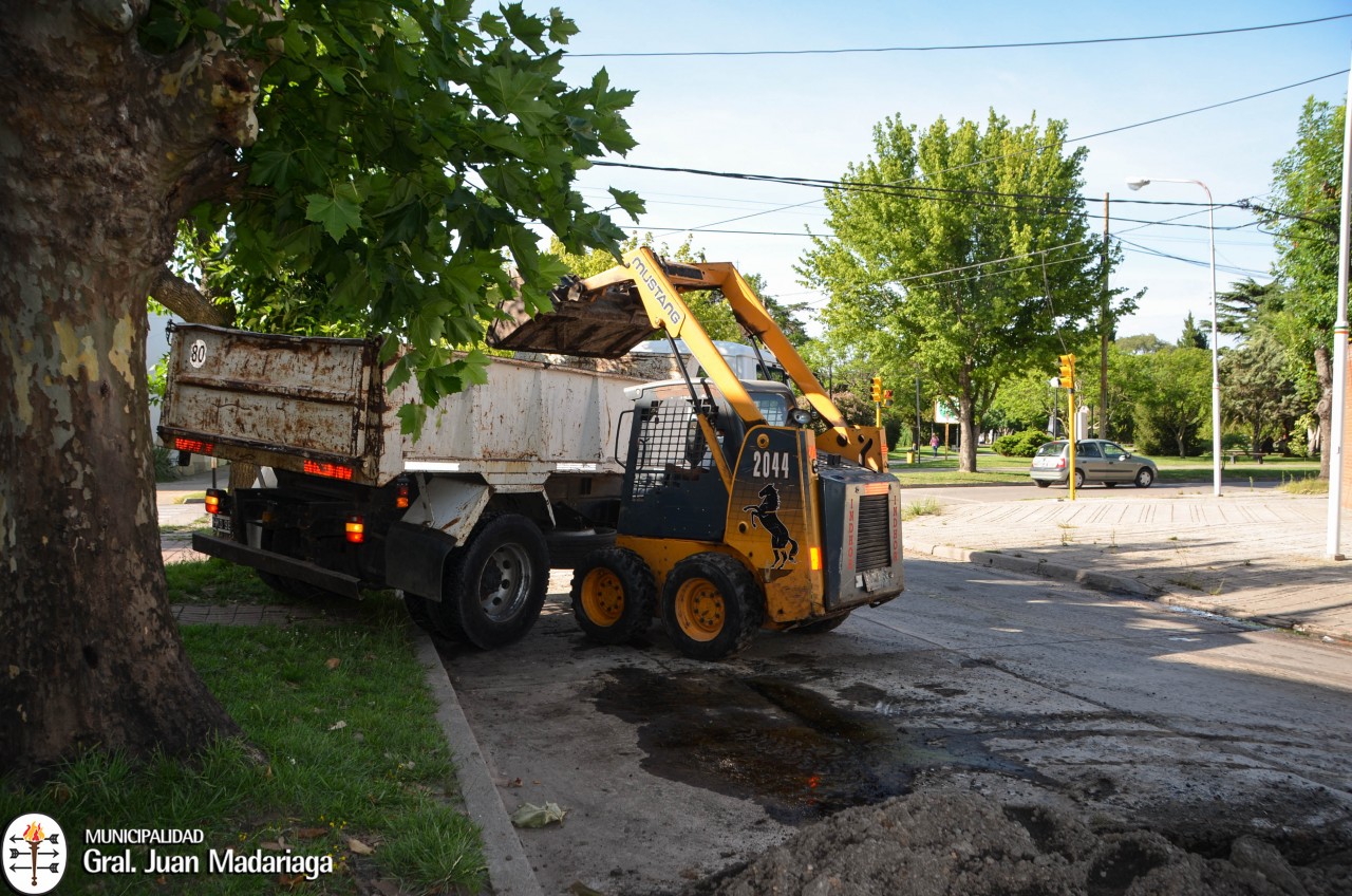 Trabajos de bacheo en calle Belgrano