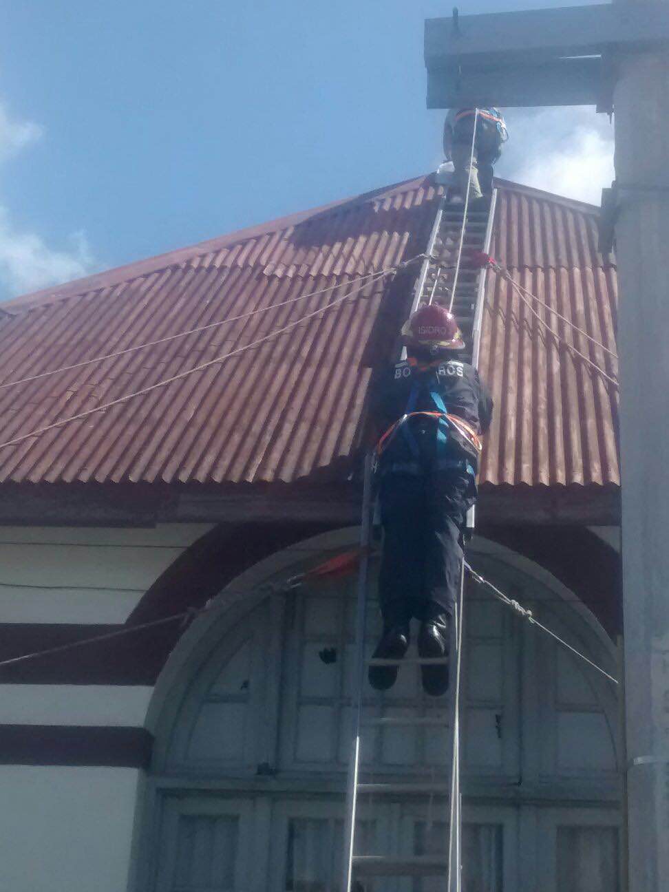 Bomberos ayudaron en la reparacin de techos del Hospital