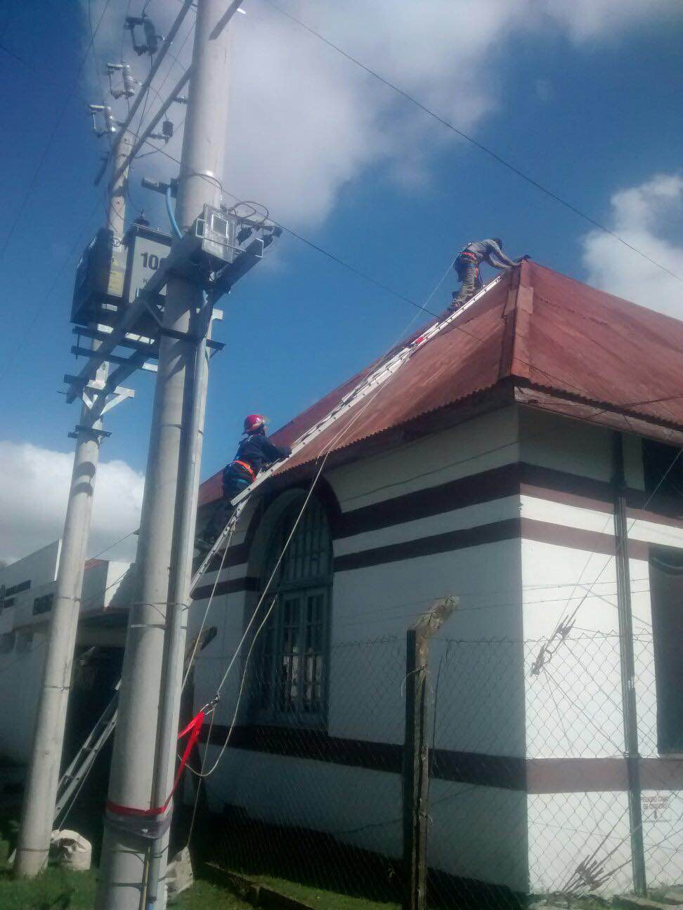 Bomberos ayudaron en la reparacin de techos del Hospital