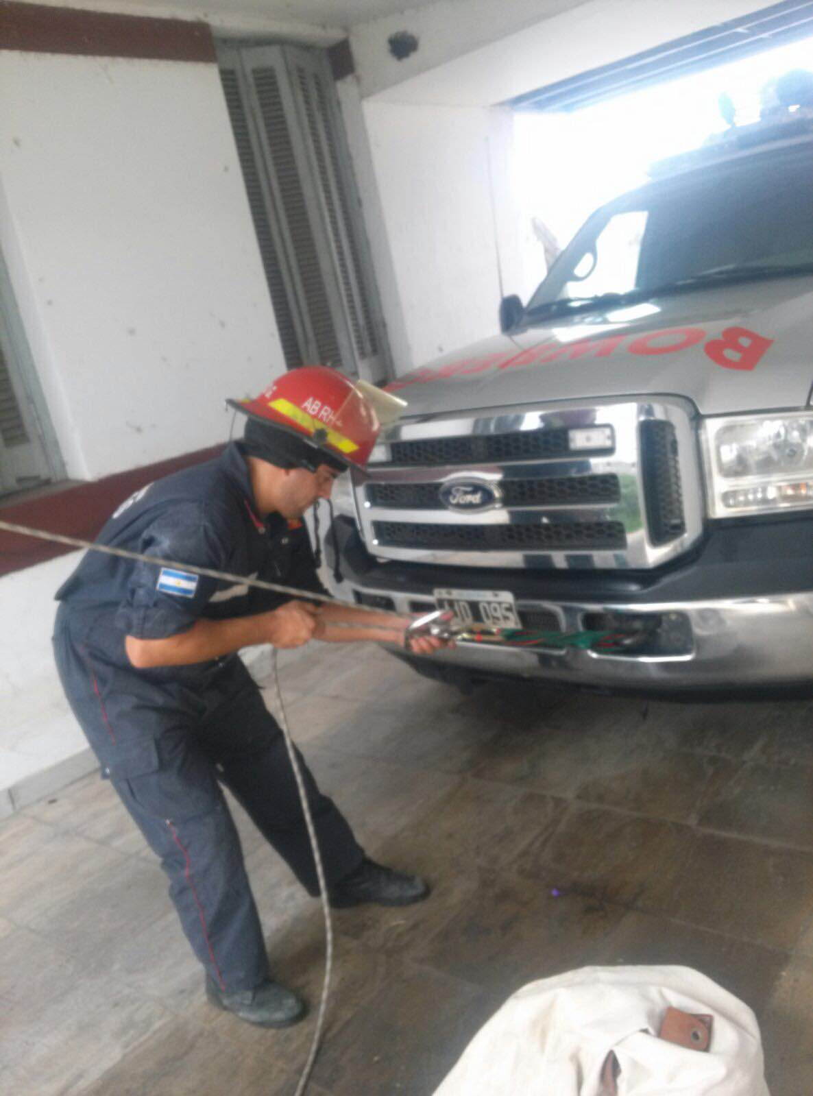 Bomberos ayudaron en la reparacin de techos del Hospital