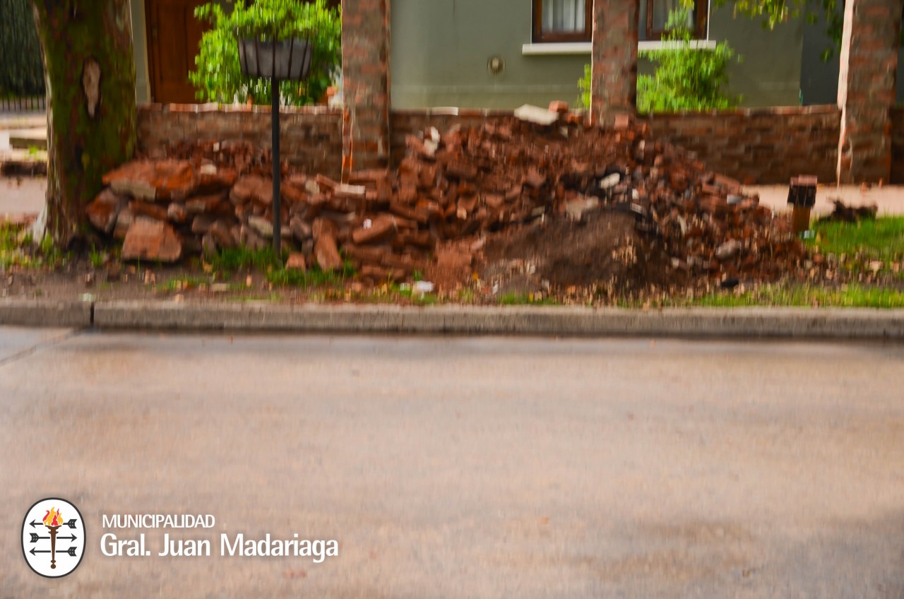 Advertencia de Obras y Planeamiento por la presencia de escombros en v